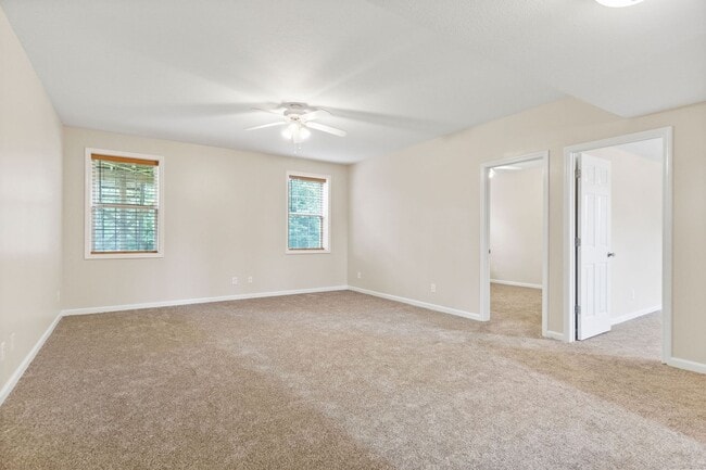 Building Photo - Come take a look at this 5 bedroom beauty!