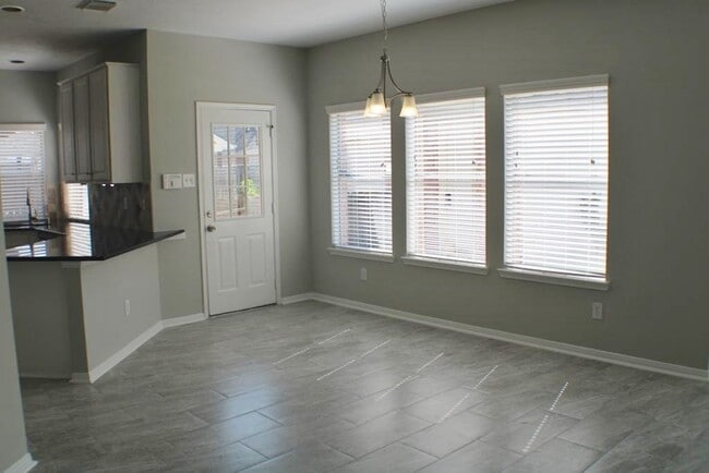 Building Photo - 2411 Rose Hollow Dr