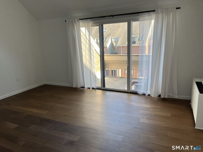 Building Photo - 9 River Rd