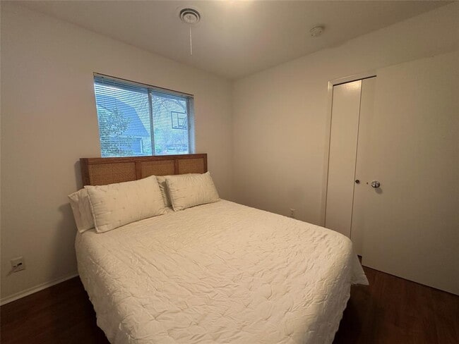 Building Photo - 1908 Pompton Dr