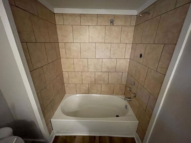 Building Photo - 3 bedroom 1 bath house available!