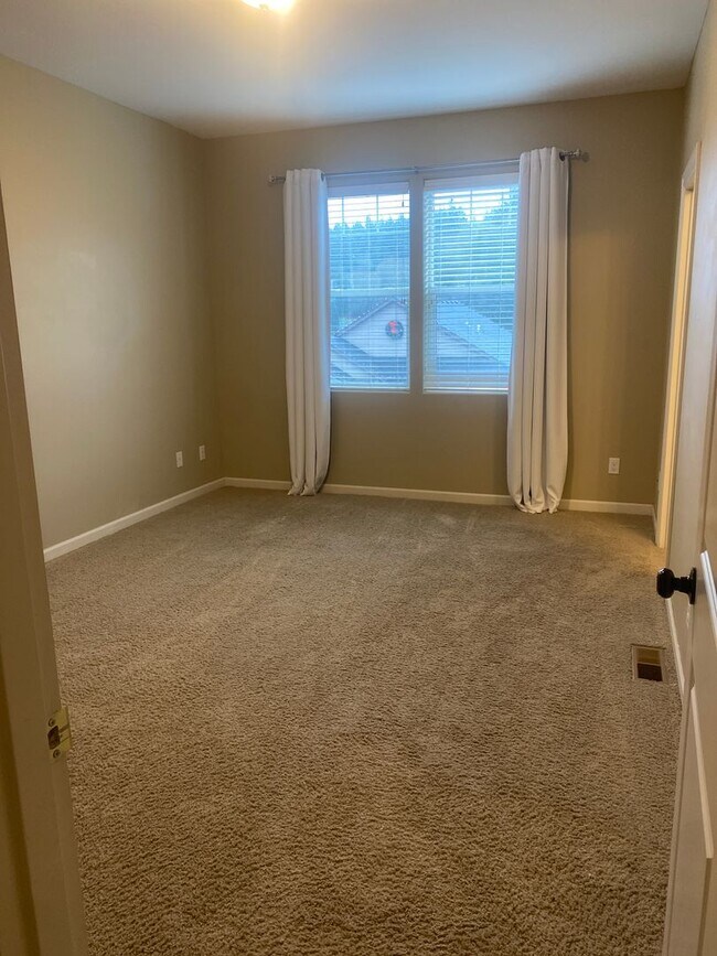 Building Photo - CLEAN AND QUIET 3bd/2ba West Salem Home - ...
