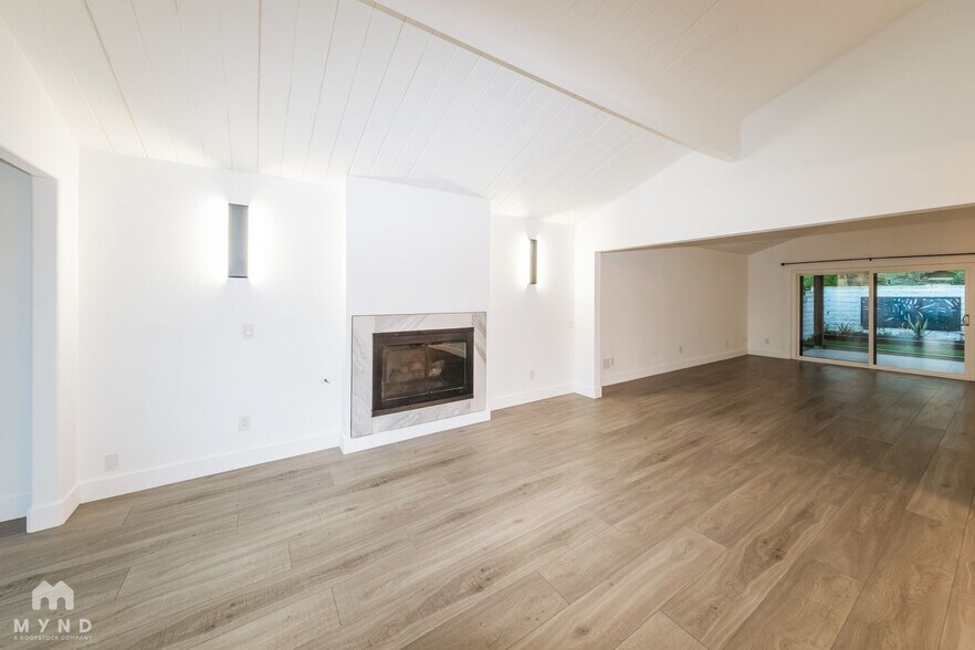 Building Photo - 13942 Mango Dr