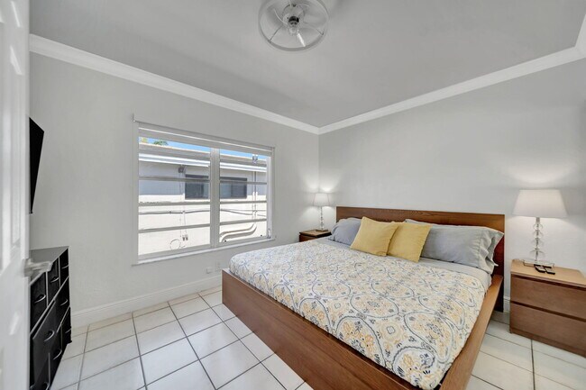 Building Photo - 2724 NE 14th St