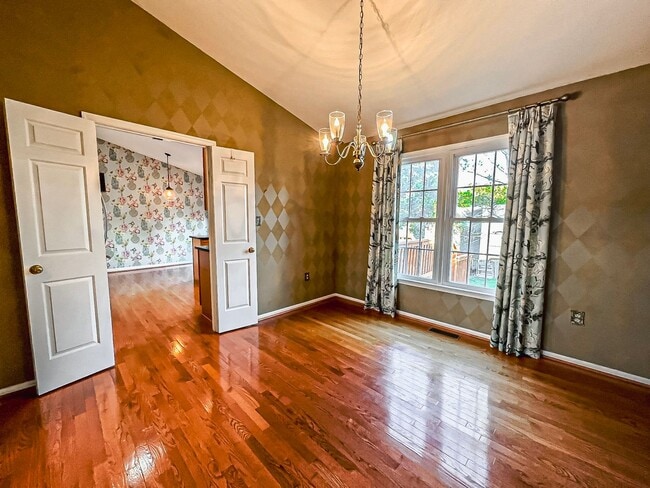 Building Photo - Magnificent 5 Bed 3 Bath Colonial Home Sit...