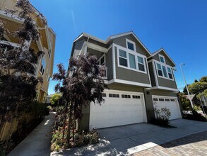 Building Photo - Spacious and Modern 3-bedroom, 3.5 bathroo...