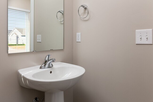 Building Photo - Outstanding Newer Home