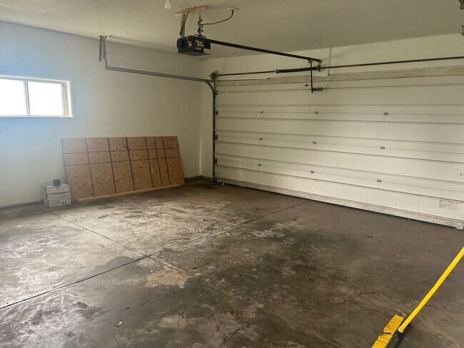 Building Photo - Newly Renovated 3 bedroom home