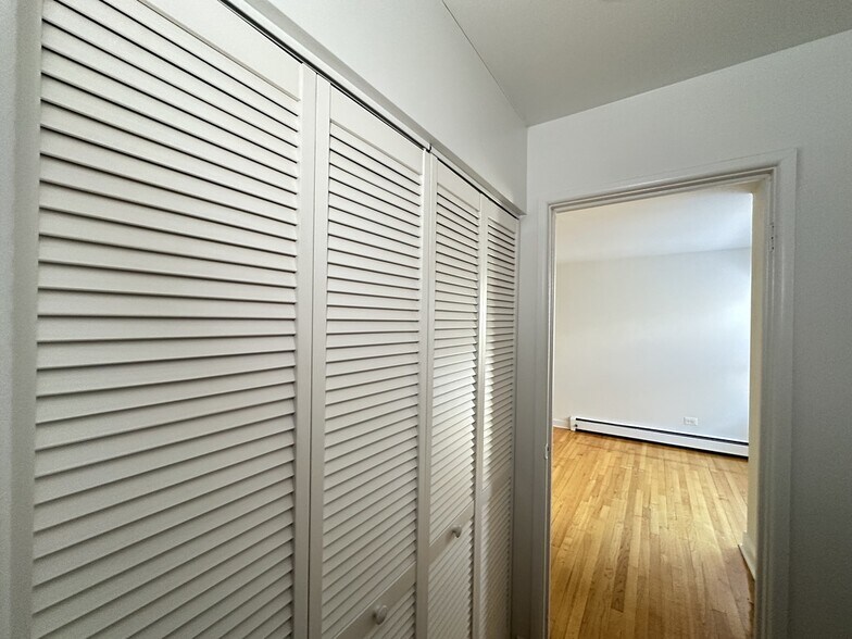 Building Photo - 6830 N Sheridan Rd