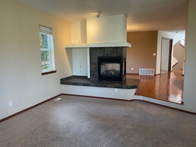 Building Photo - Gorgeous custom built home