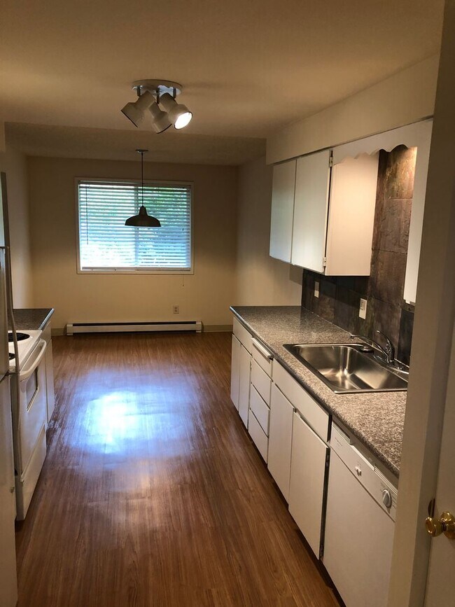 Building Photo - Beautiful and remodeled 1-Bedroom Apartmen...