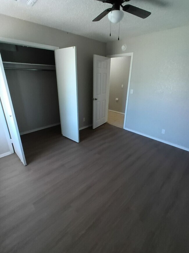 Building Photo - Cute Duplex