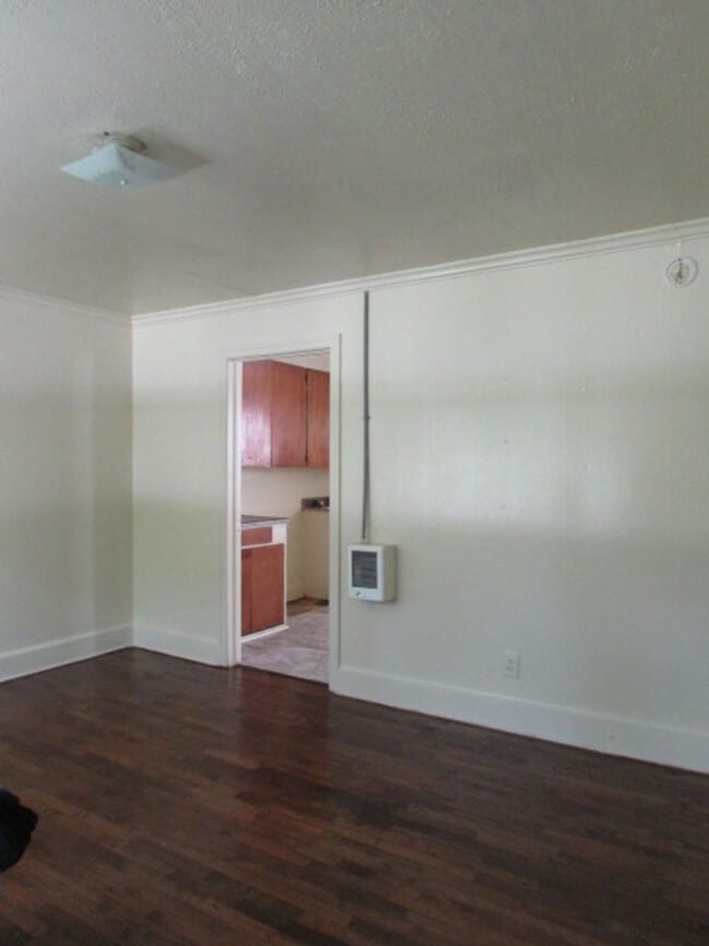 Building Photo - Spacious Three Bedroom