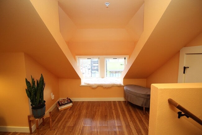 Building Photo - 4033 SE Hawthorne Blvd