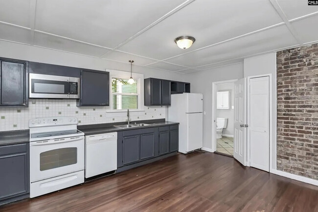 Building Photo - 3 Bedroom 1 Bathroom