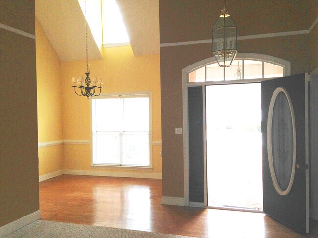 foyer - 100 Pine Shoals Trl