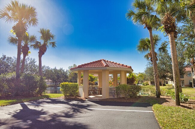 Building Photo - Annual Unfurnished 2 Bedroom 2 Bathroom Second Floor Condo in Casa Del Lago!