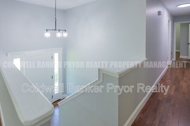 Building Photo - 313 Maple Way