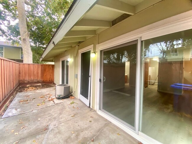 Building Photo - Charming 2-bedroom townhome in Fremont