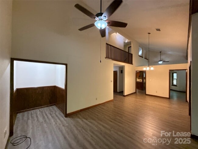 Building Photo - 217 Raintree Dr