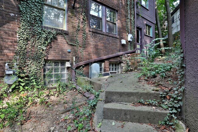 Building Photo - Highly Sought After OSU 6 Bedroom House Iuka Ravine with 2 new bathrooms and free off-street parking