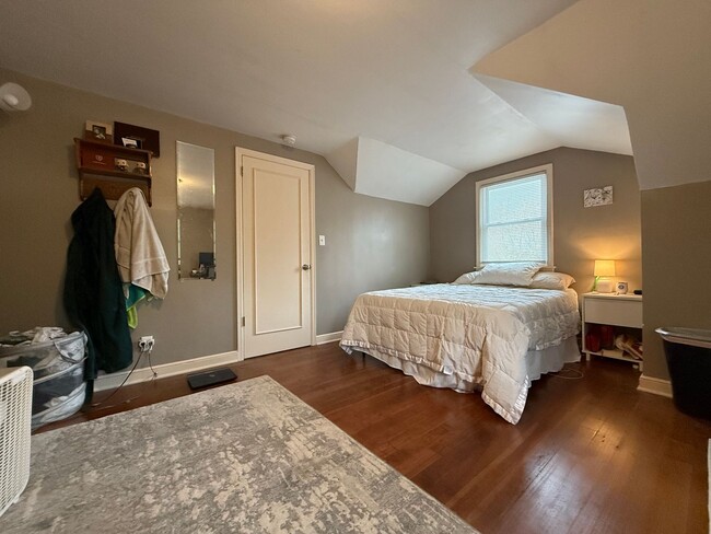 Building Photo - Stunning 5 Bed 2 Bath House Located in the...