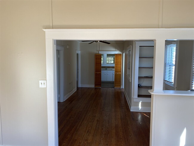 Building Photo - 2 BR/1 BA Downtown Apartment! Walk Everywh...