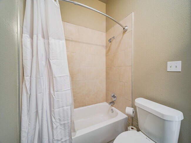 Building Photo - 200 Cove Dr