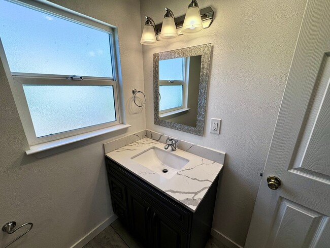 Building Photo - 3 BED/2 BATH HOME UPPER UNIT AVAIABLE FOR RENT IN OAKLAND, CA!!!! INCLUDING $500 OFF FIRST MONTHS...