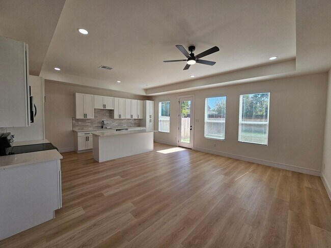 Building Photo - Ready for immediate move in!