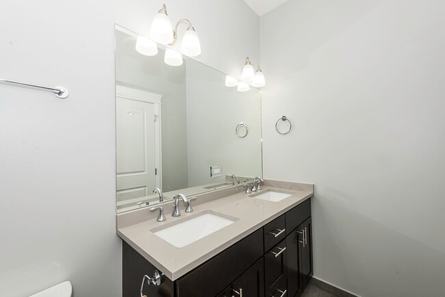 Building Photo - 520 N Western Ave