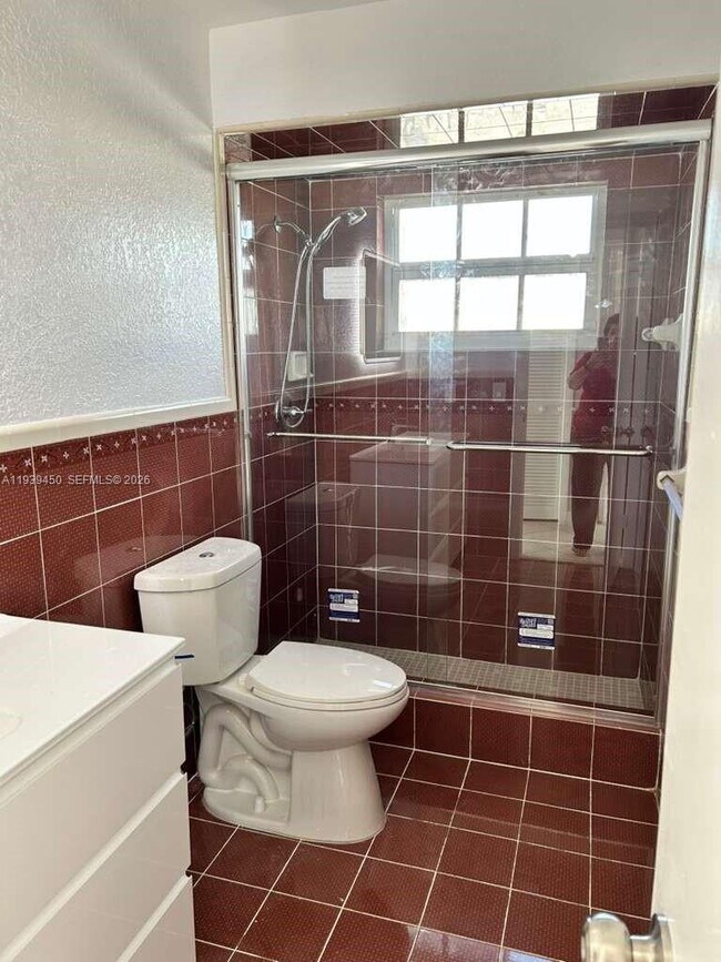 Building Photo - 948 E 47th St