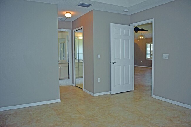 Building Photo - 14499 Tamarind Loop