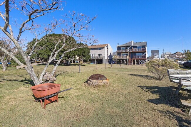 Building Photo - Beachside Living with Beautiful Bay Views