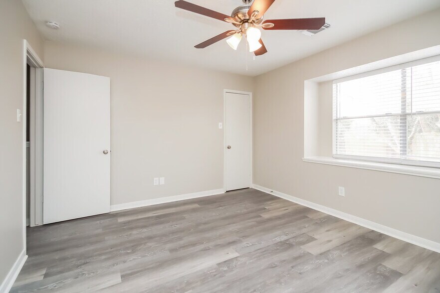 Building Photo - 1711 Oak Ridge Dr