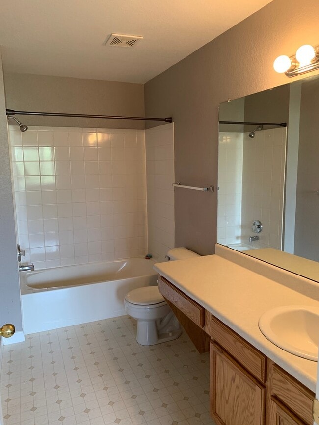 Building Photo - Beautiful Well Maintained 3 bedroom 3.5 ba...