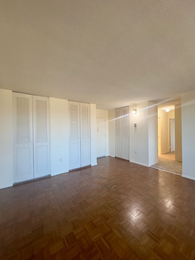 Building Photo - Spacious 2 Bedroom 2 Bath Condo near Johns Hopkins Homewood Campus!