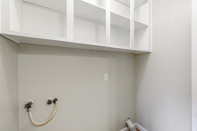 Building Photo - 102 Butlers Ct