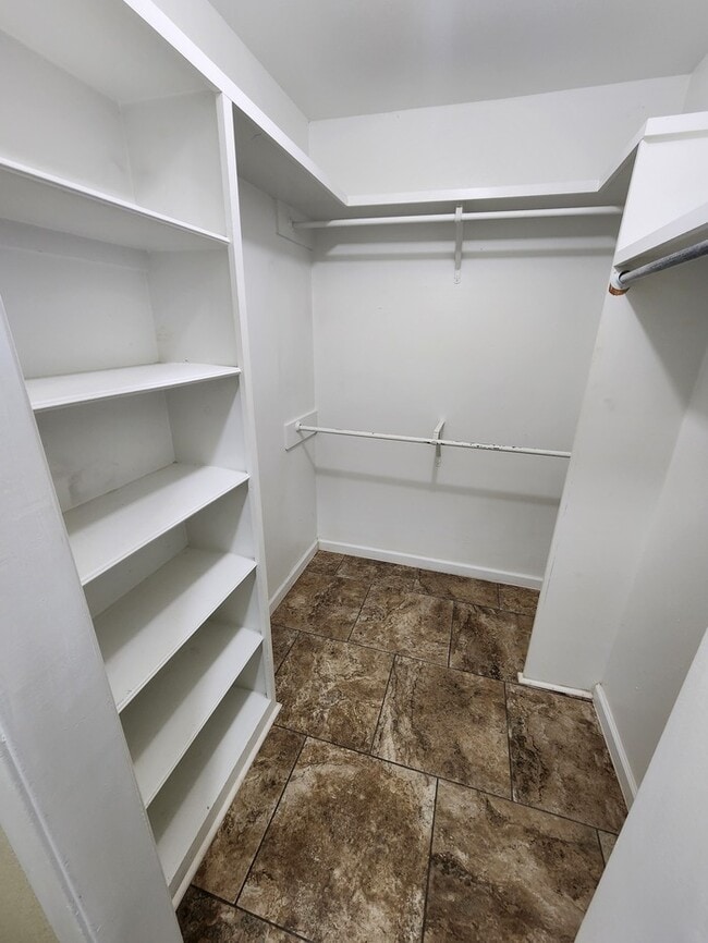 Building Photo - 4 bed 2 1/2 bath home, 2 car garage!