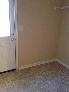 Building Photo - Available Now! 3 bed, 3 bath!