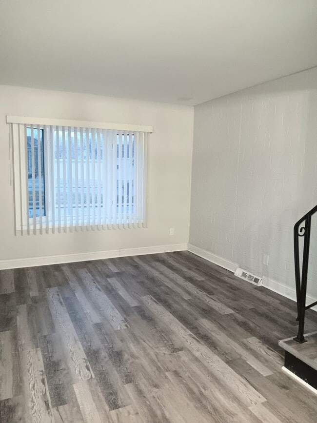 Building Photo - 3 Bedroom Sunnyside Beauty