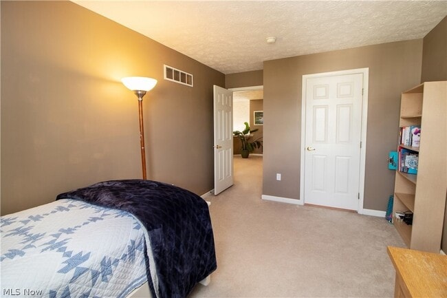 Building Photo - 4977 Lake View Dr