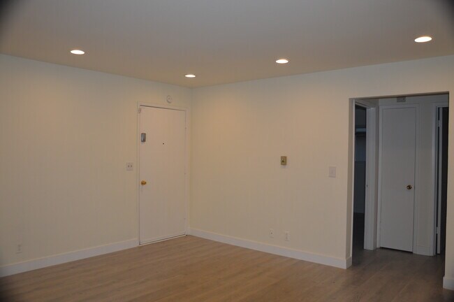 Building Photo - 84 Kim Louise Dr