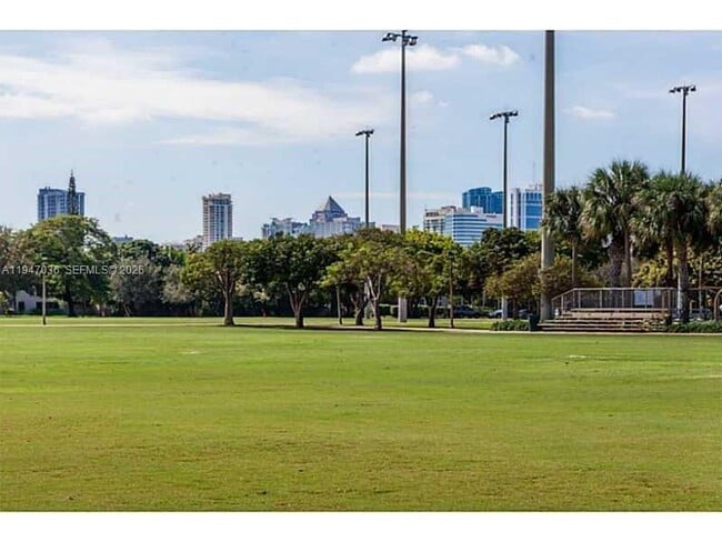 Building Photo - 744 NE 14th Ave