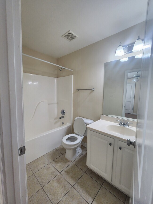 Building Photo - 2110 Lakeside Dr
