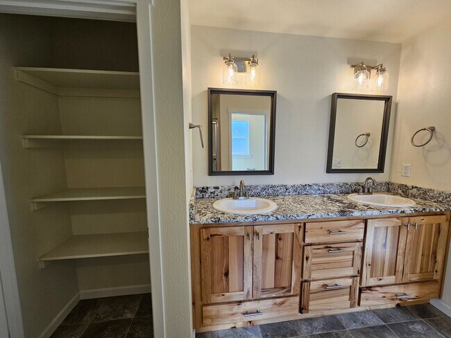 Building Photo - Newer Construction Close to Downtown Grants Pass