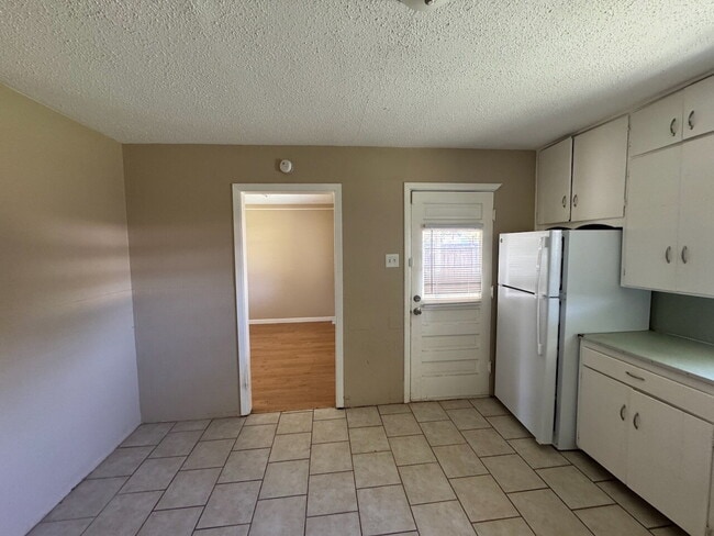 Building Photo - Charming 2 Bed 1 Bath 1 Car Garage Home