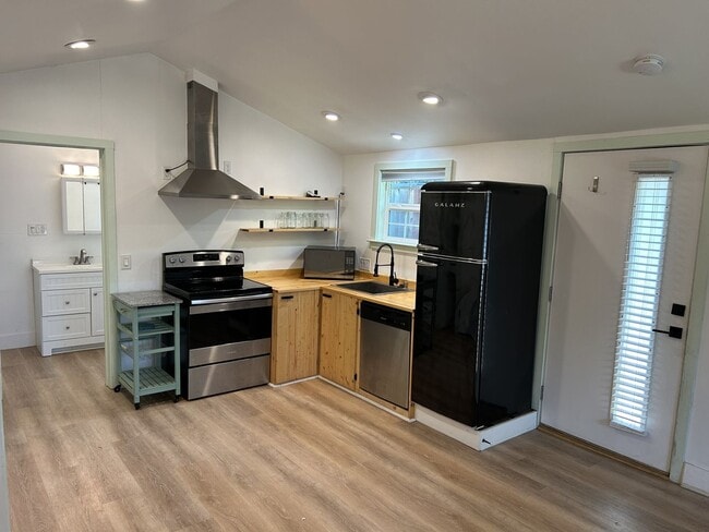 Building Photo - Amazing Super Cute Stand-Alone Studio in B...