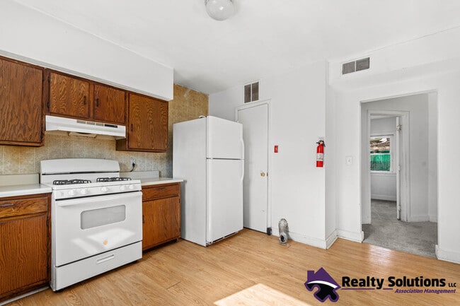 Building Photo - 118 E Del-A-Vue Ave