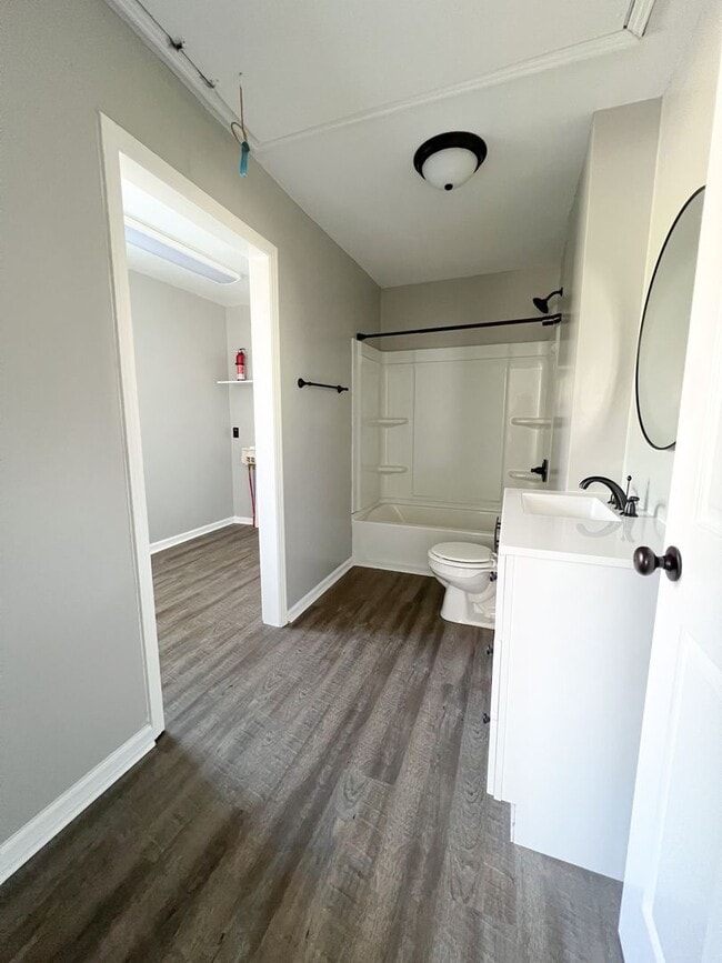 Building Photo - Move-In Specials Available! Single-Family Home Downtown Clarksville!